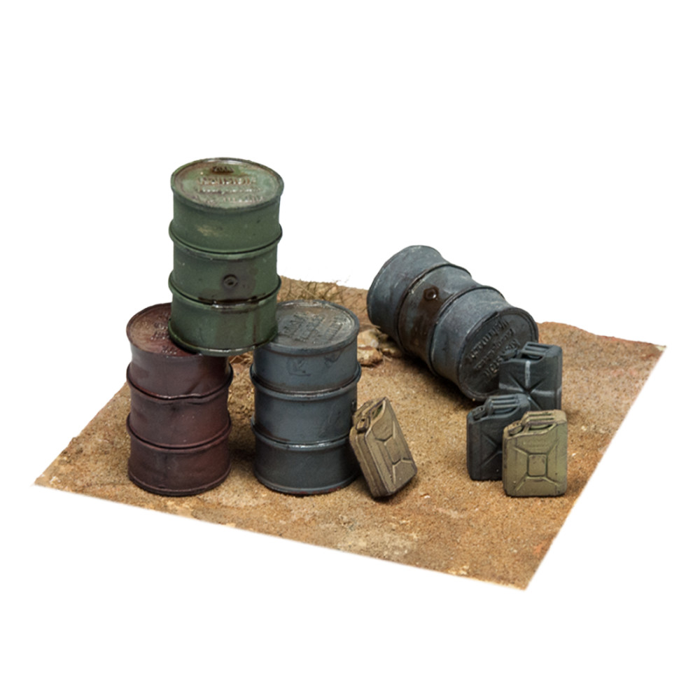 SW35-004 Figures GERMAN SUPPLIES - FUEL DRUMS AND JERRYCANS